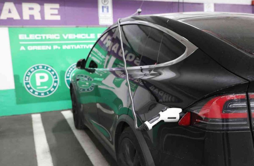 Ontario starts funding electric vehicle charging stations